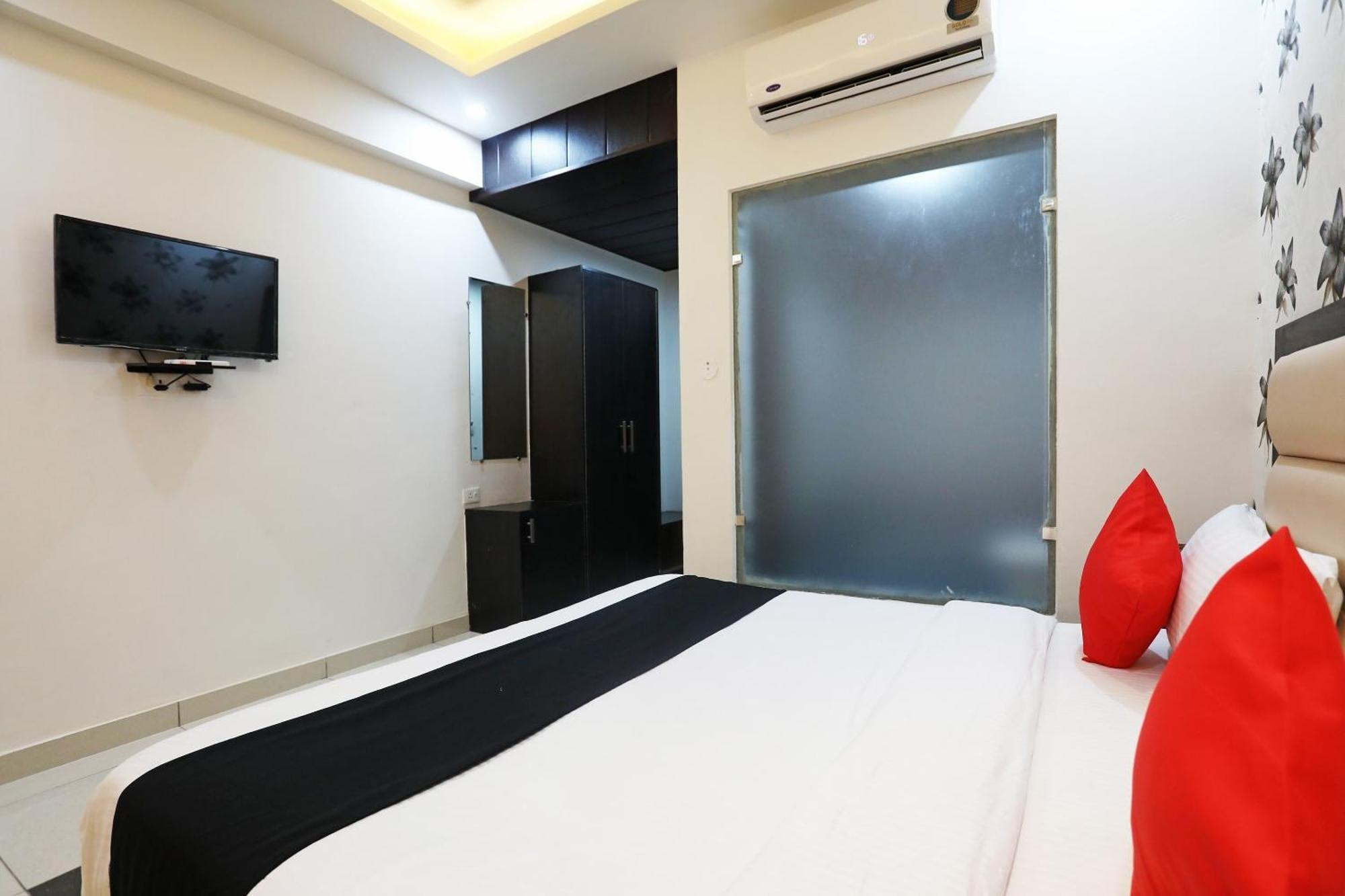 Live On Mrt736 Hotel Meerut Ngoại thất bức ảnh