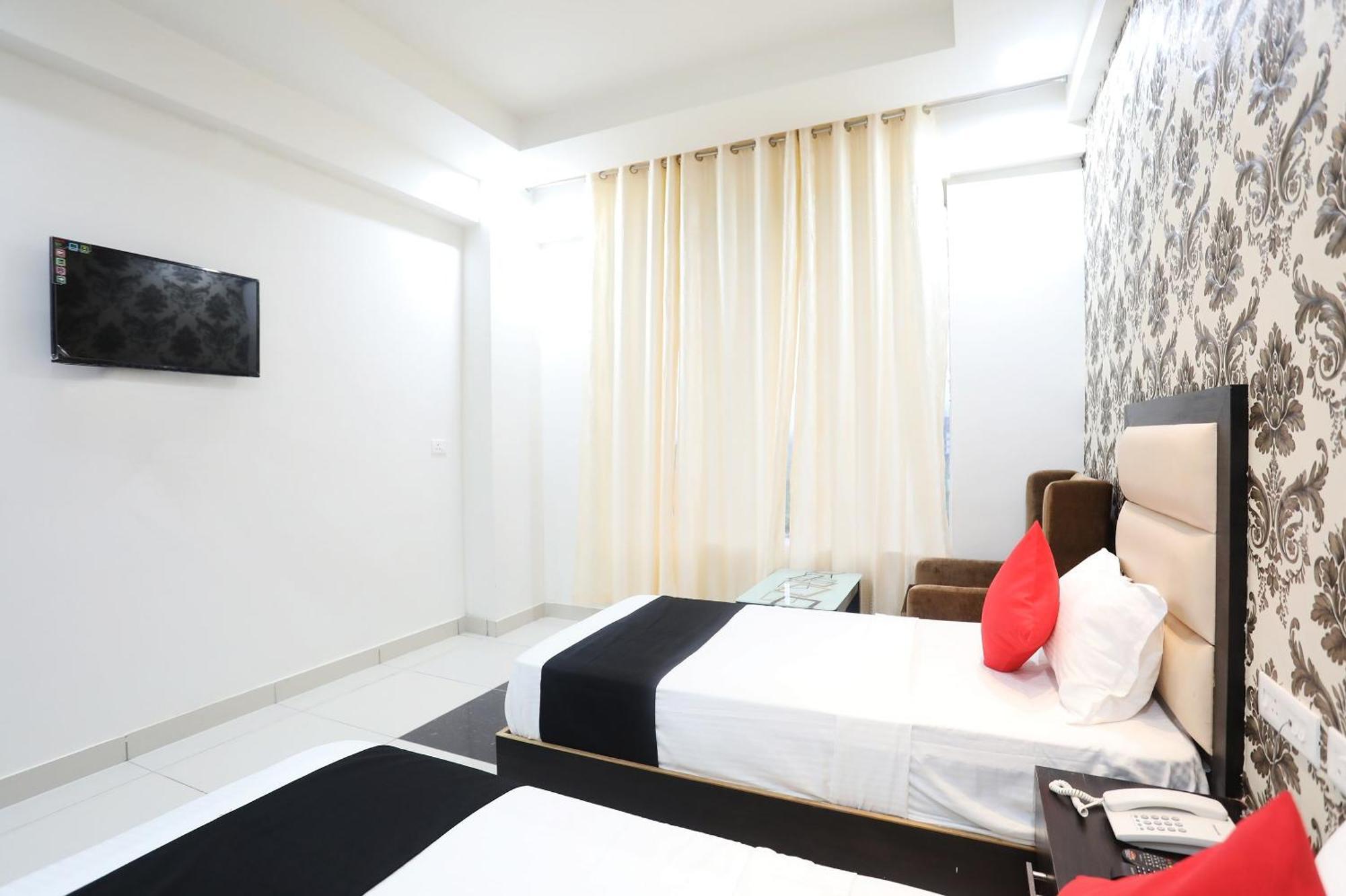 Live On Mrt736 Hotel Meerut Ngoại thất bức ảnh