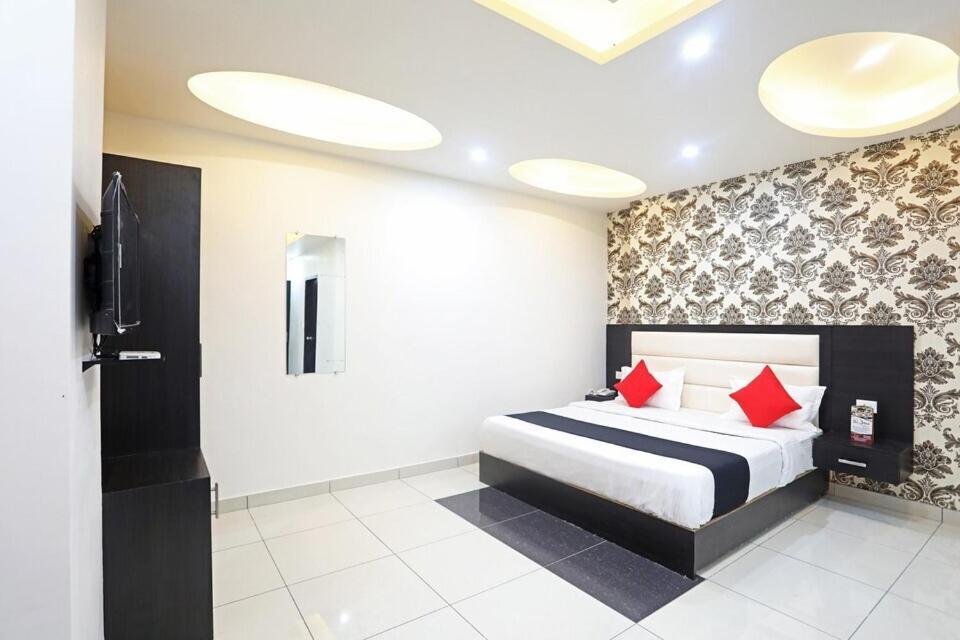 Live On Mrt736 Hotel Meerut Ngoại thất bức ảnh