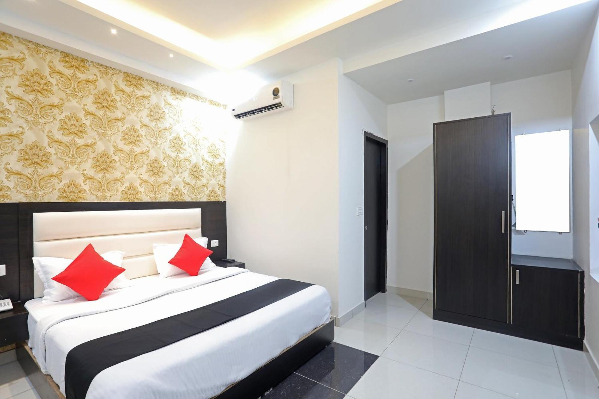Live On Mrt736 Hotel Meerut Ngoại thất bức ảnh