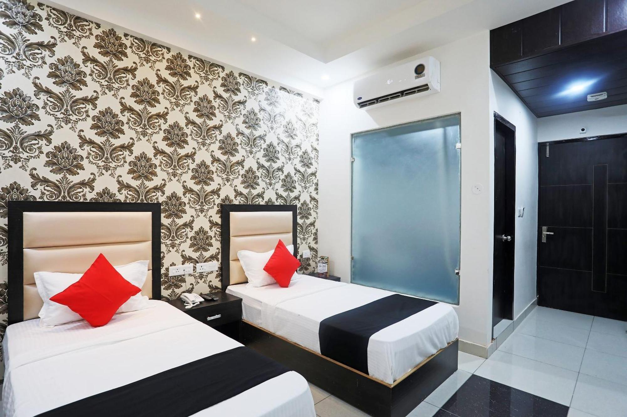 Live On Mrt736 Hotel Meerut Ngoại thất bức ảnh