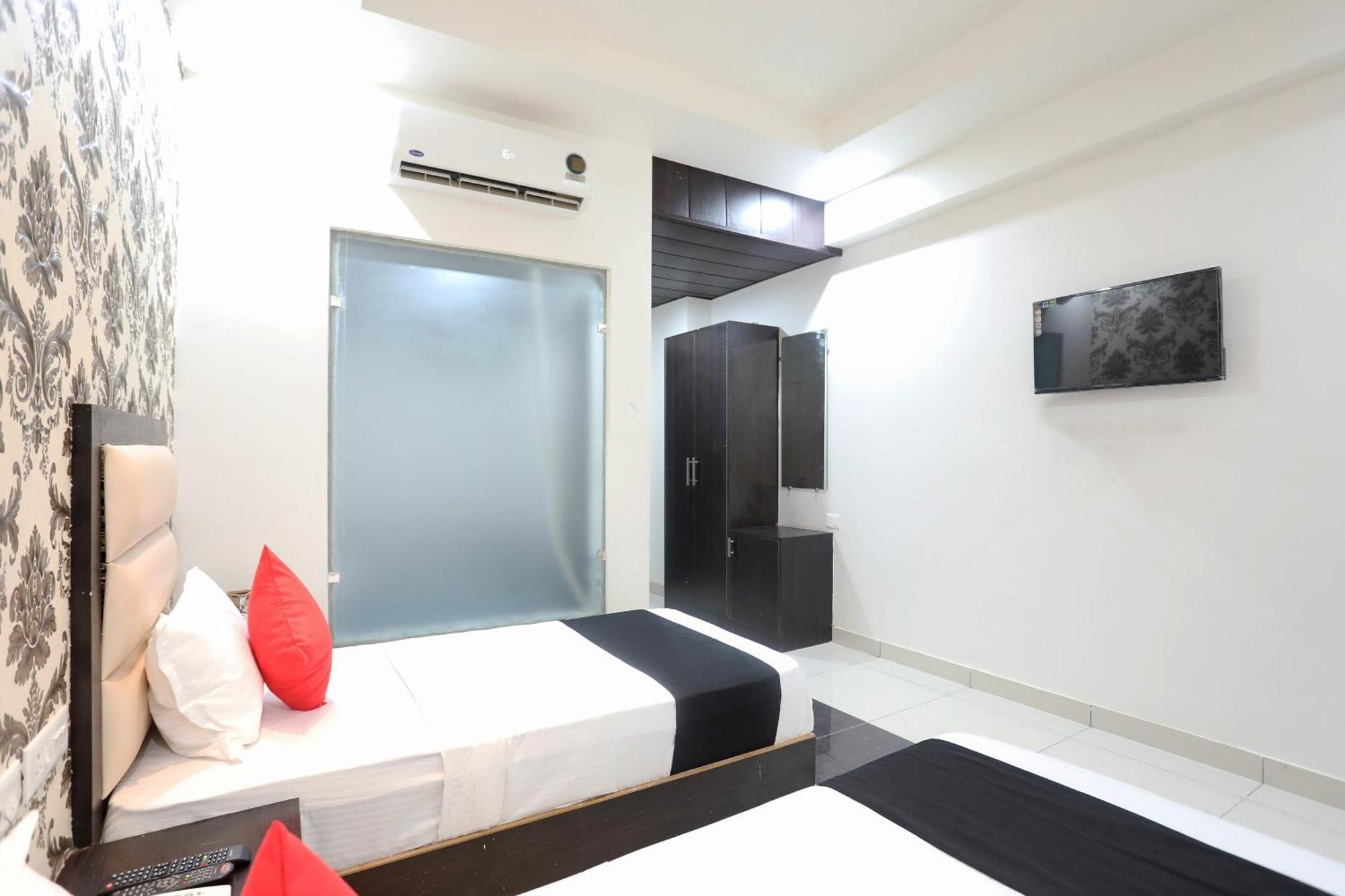 Live On Mrt736 Hotel Meerut Ngoại thất bức ảnh