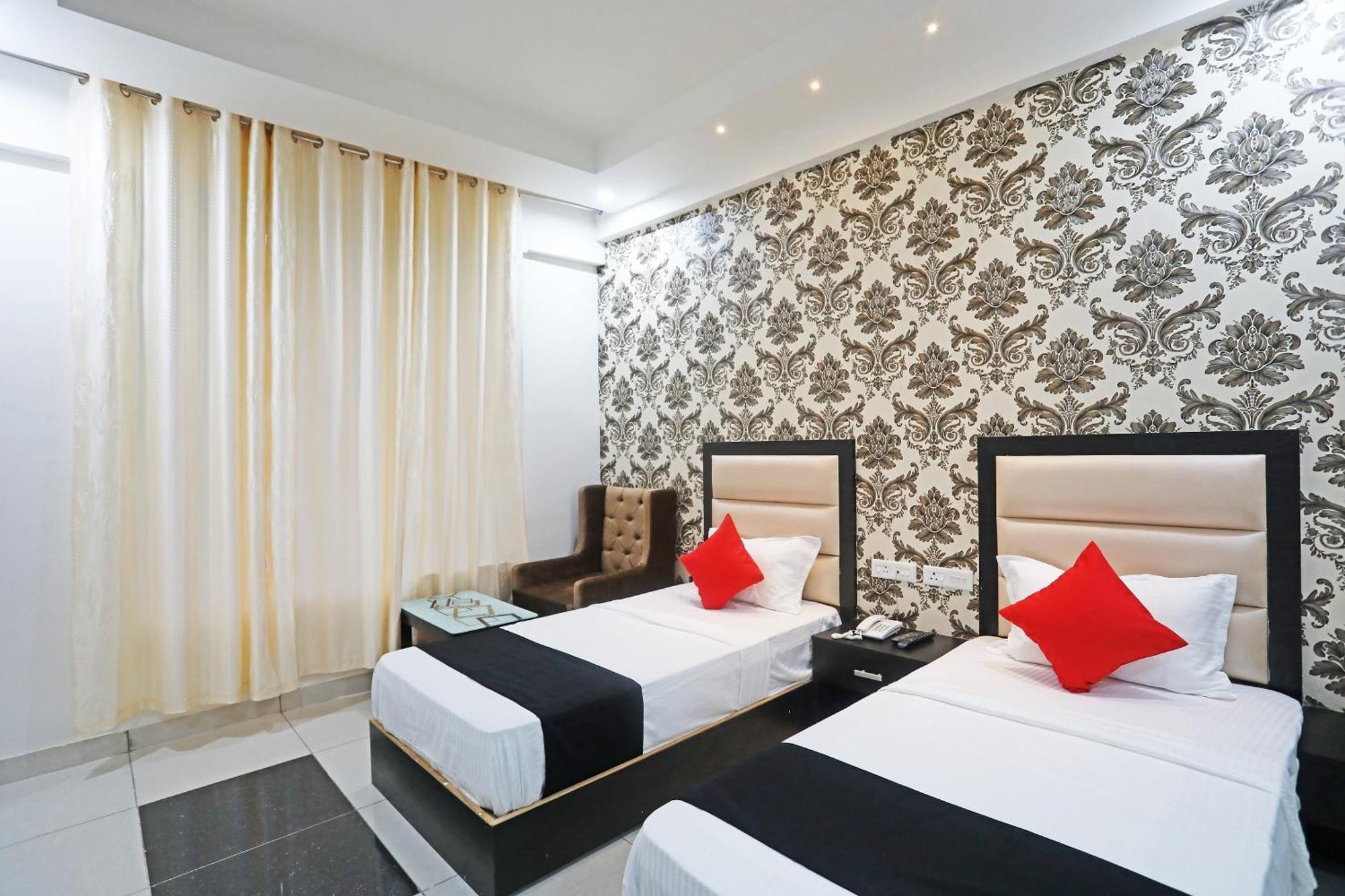 Live On Mrt736 Hotel Meerut Ngoại thất bức ảnh