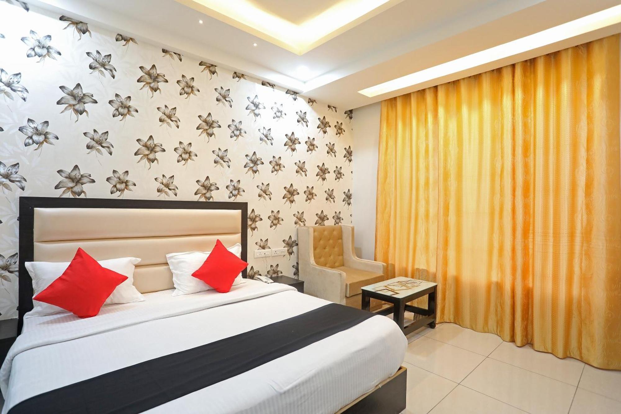 Live On Mrt736 Hotel Meerut Ngoại thất bức ảnh